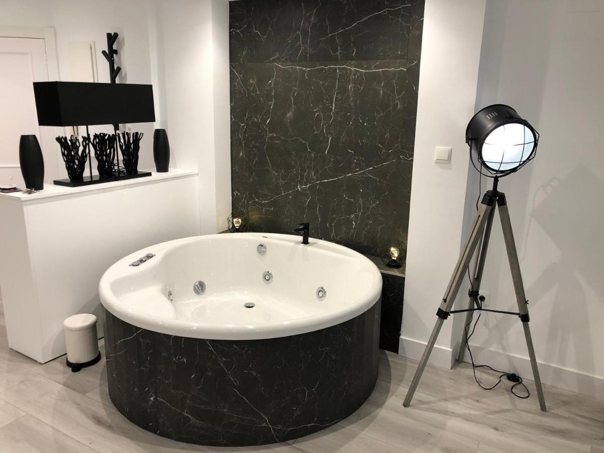 Black And White Suitte "Plaza" Noja Exterior foto