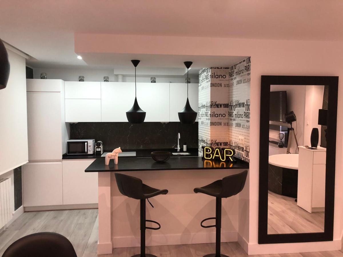 Black And White Suitte "Plaza" Noja Exterior foto