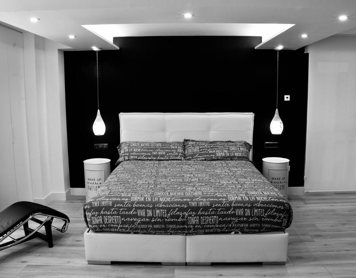 Black And White Suitte "Plaza" Noja Exterior foto