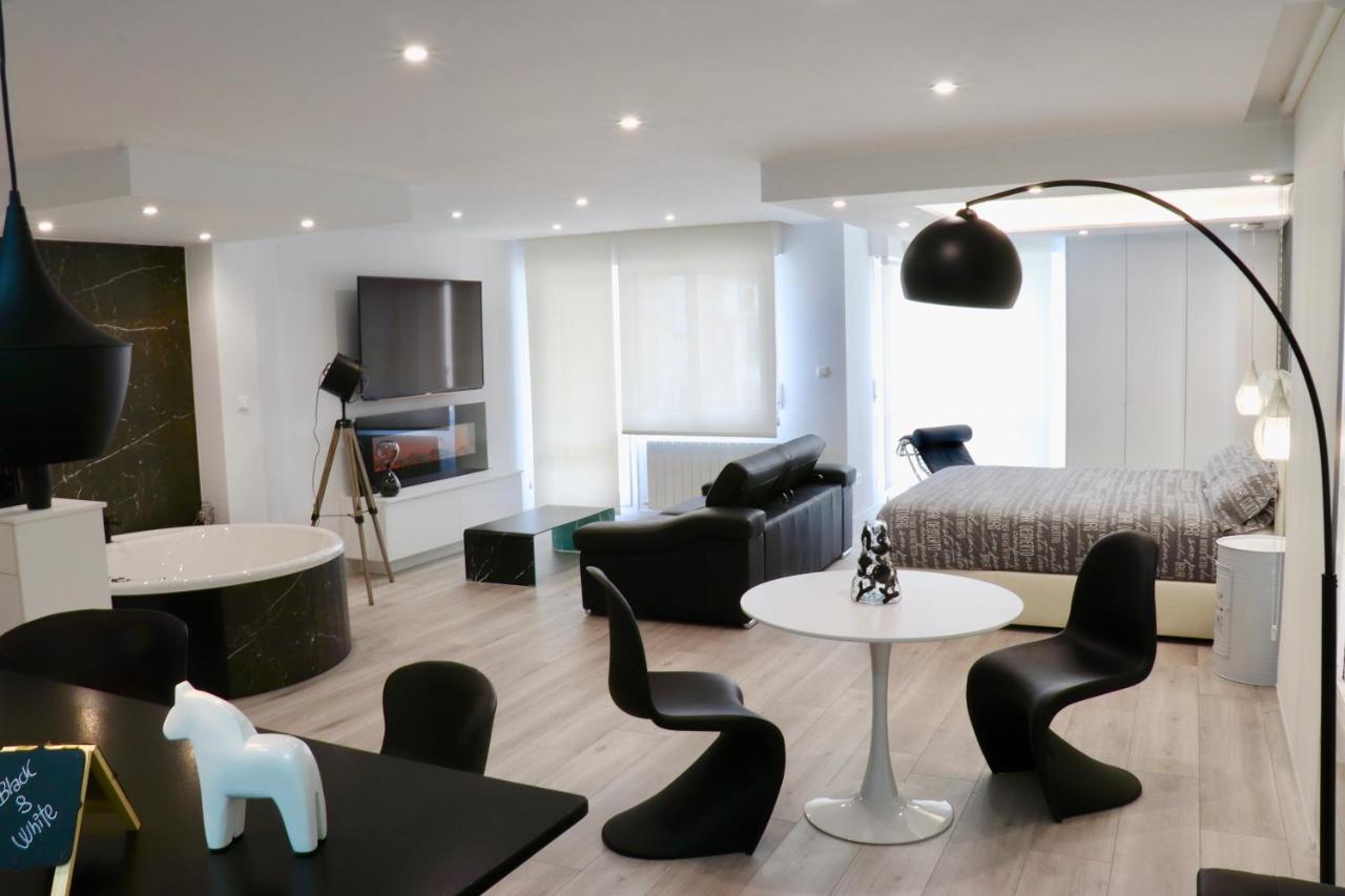 Black And White Suitte "Plaza" Noja Exterior foto