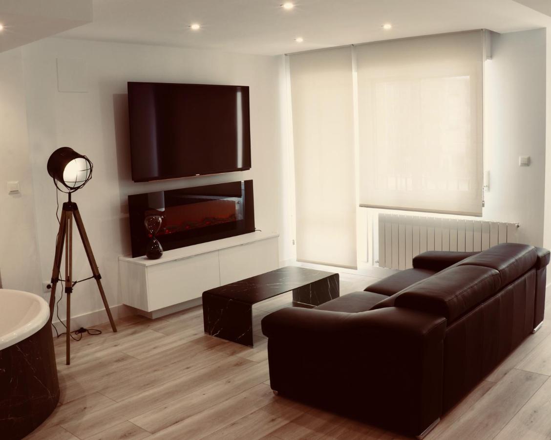 Black And White Suitte "Plaza" Noja Exterior foto