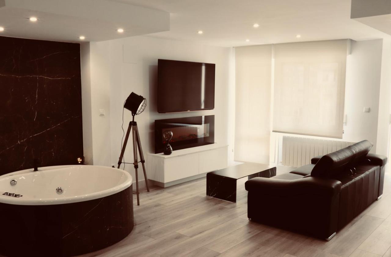 Black And White Suitte "Plaza" Noja Exterior foto