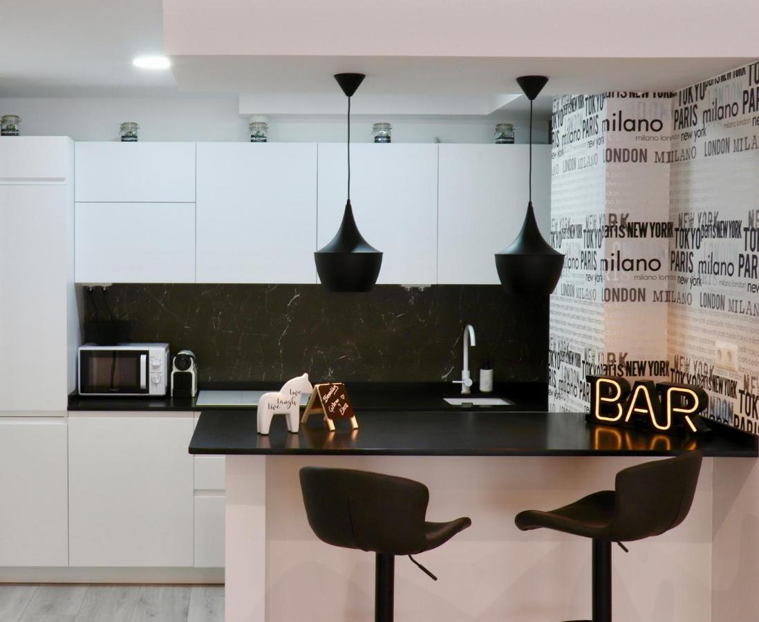 Black And White Suitte "Plaza" Noja Exterior foto