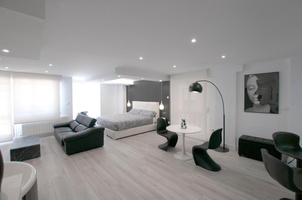 Black And White Suitte "Plaza" Noja Exterior foto